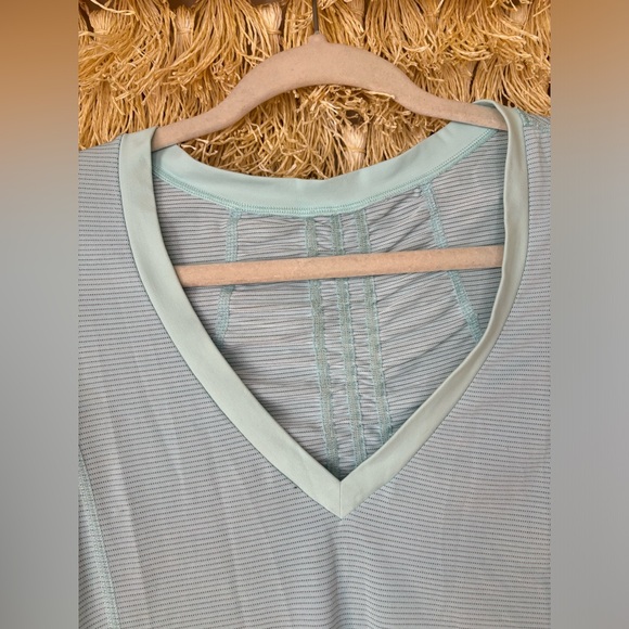 Lululemon✨EUC✨Silverscent Runner Up Short Sleeve✨Heathered Aquamarine✨size 4 - Picture 10 of 15